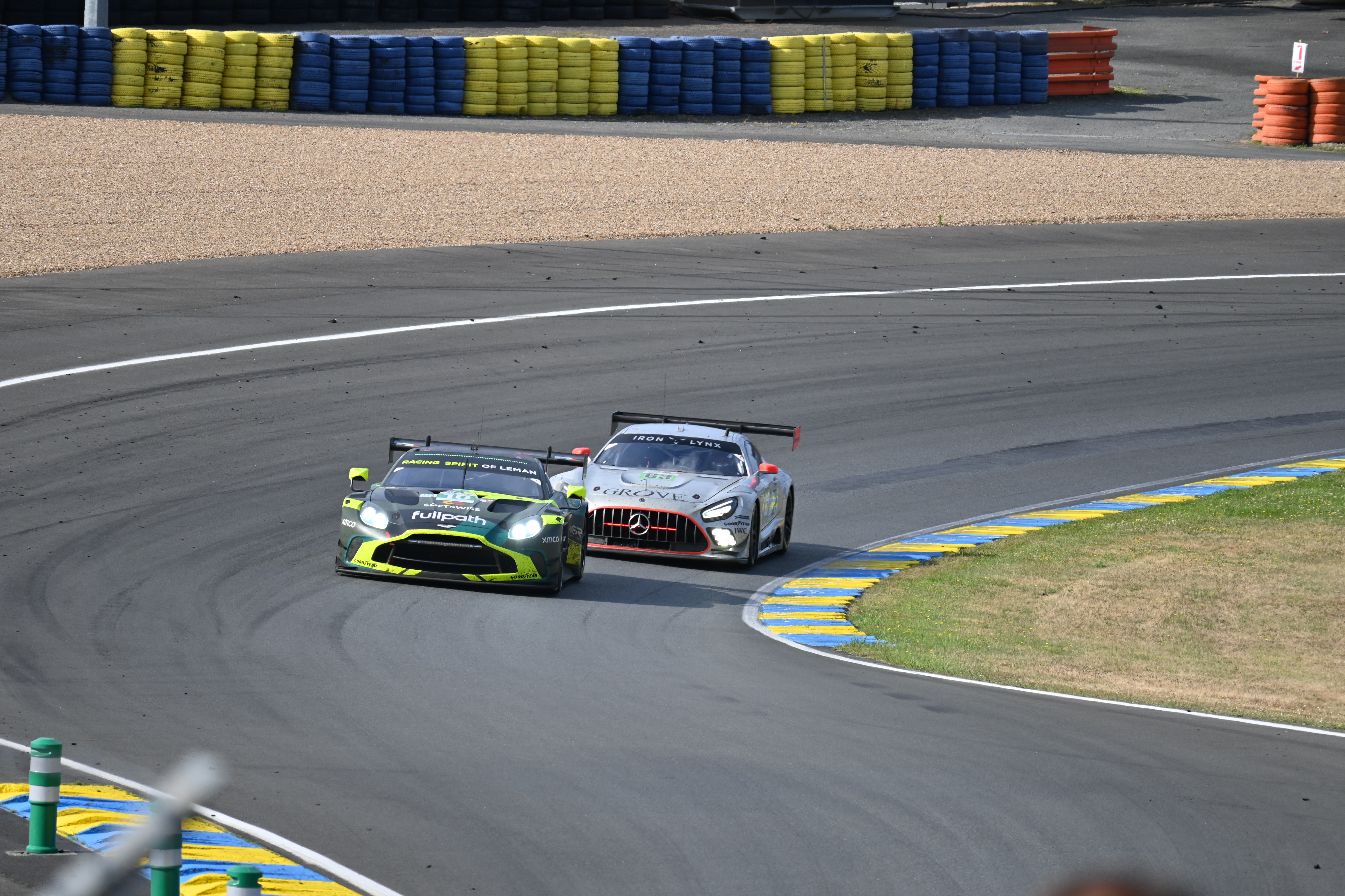 Une Aston Martin devant une Mercedes durant les 24h du Mans